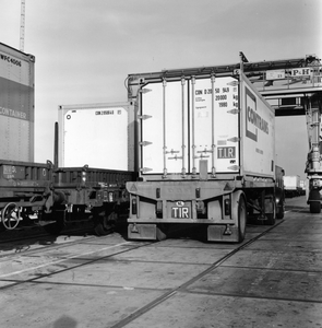 171668 Afbeelding van het vervoer van containers in de Westhaven te Amsterdam.